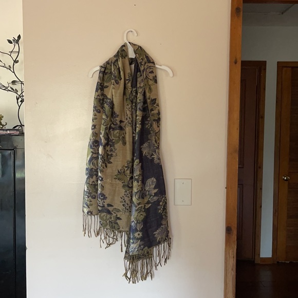 Floral Reversible Scarf One Size - Picture 3 of 3